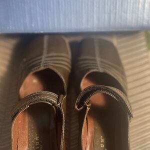 CLEARANCE - ANY 2 PAIRS OF SHOES $35 Kenneth Cole Dream-On flats size 6.5